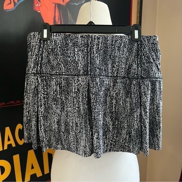 Lululemon Lost in Pace Pleated Skirt/Skort Air Time White Black Style W8773R - Picture 4 of 8